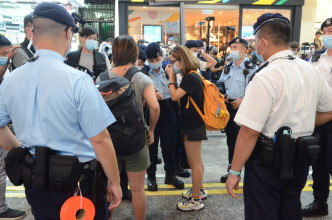 警员铜锣湾截查身穿黑衣市民。