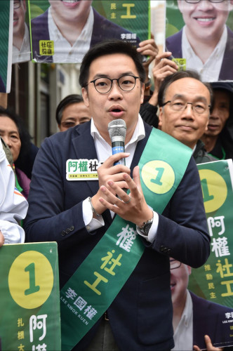 由民主派支持的候选人「社区前进」李国权。