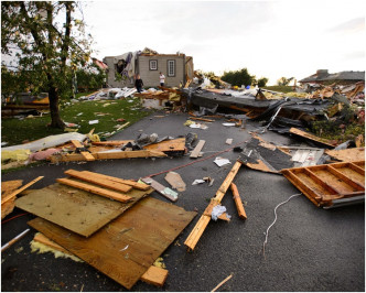 造成大量民居和汽车损毁。 AP
