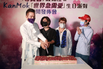 莫镇贤与韦绮珊同月生日，一齐切蛋糕。