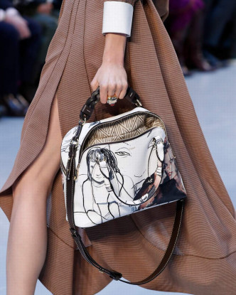 饰以女性肖像图案的DARIA Medium Day Bag/$21,700/Chloe。