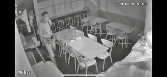 贼人闯入咖啡店后抬走收银机。片段截图