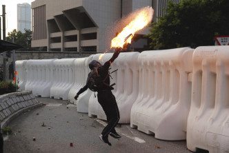 示威者投擲汽油彈。AP圖片