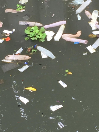 泰國曼谷有河流棄置逾百個用過安全套。網上圖片
