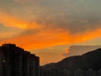 屯門市民拍攝到火燒雲。群組「社區天氣觀測計劃CWOS」網民Amy Saulan Lee圖片