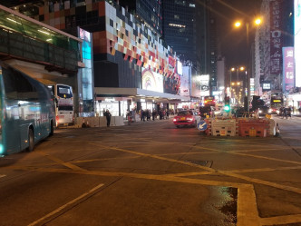 弥敦道／旺角道路口放置了临时交通灯。政府新闻处图片