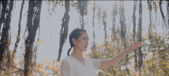 石詠莉的新歌《期間限定》MV，由鄧健泓主理。