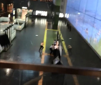 京都車站玻璃天花倒塌。網上圖片