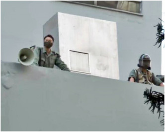 沙嘴警署有警员透过扬声器警告示威者。港台图片