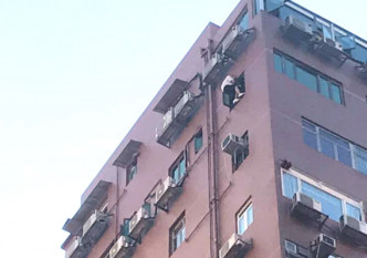 男子危站窗前。香港突发事故报料区Alex Mo‎图片