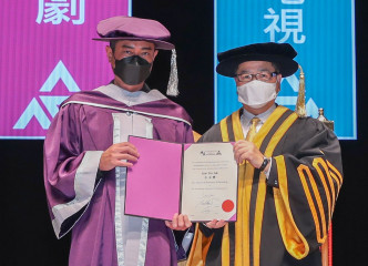 由香港演藝學院校董會主席周振基教授主禮頒授給古天樂。