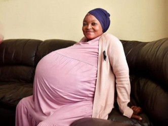 南非女子诞下十胞胎后失踪，丈夫怀疑这一切都是骗局。网图