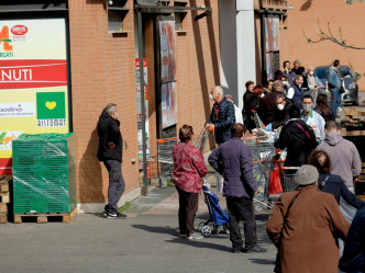 孔特強調市民不用急著搶食物超市及藥房會繼續開放。AP