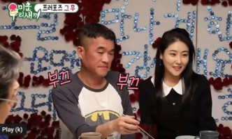 金健模于今年10月才跟拍拖1年的38岁钢琴家美女张智妍（右）注册结婚。