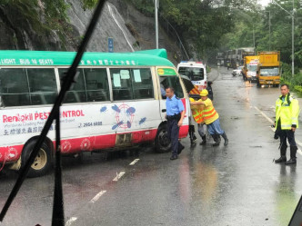 警员及渠务署人工人将「抛锚」的士及专线小巴推至路旁。 香港突发事故报料区FB/网民Raymond WK Cheung图