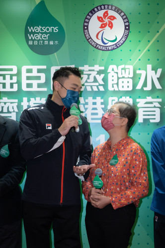 陈浩源的妈妈获颁发「运动员的最强后盾」奖座。屈臣氏蒸馏水图片