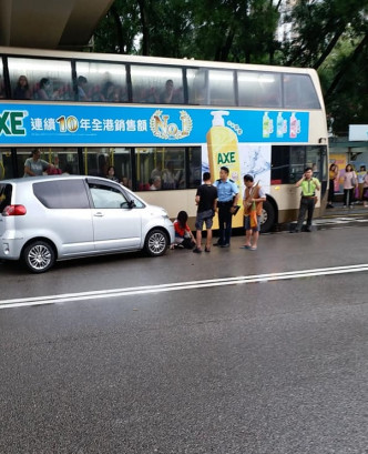 上水一名女子过路时捱车撞。网民Cow Chan/ fb群组「‎香港突发事故报料区」