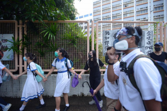 4校学生在校外筑起人链声援被捕学生。