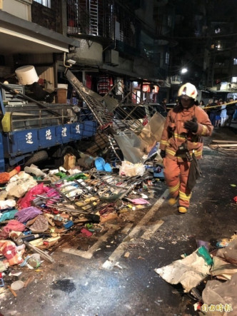 家中雜物全遭震飛到地面。