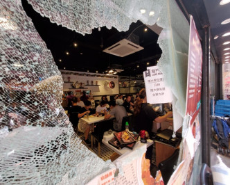 龍門冰室遭多人大肆破壞，扑爆玻璃櫥窗刑毁。