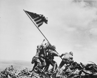 美军当年在硫磺岛插旗的照片。Twitter