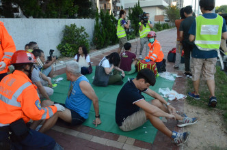 一辆小巴于沙田失事翻侧，最少14人受伤。