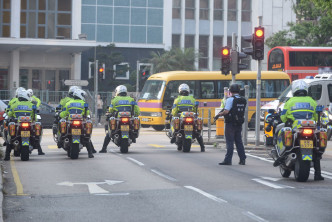 警方今晨嚴陣以待。