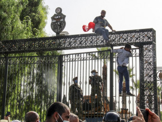 支持賽義德和支持其他政黨的示威者，周一在國會大樓外對峙。AP相片