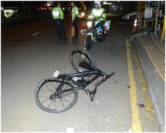 名牌单车被撞至车架变形。