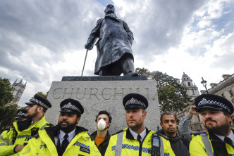 警方保護邱吉爾雕像。AP