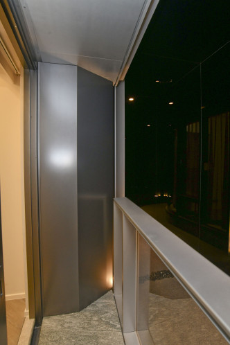 廳堂外接嵌入式露台，住戶可在此賞景。