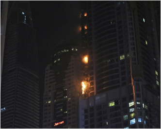 警方指9楼首先起火，火势之后向上蔓延。AP