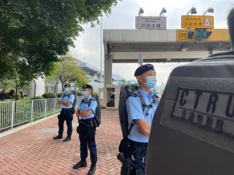 反恐特勤队于多个马拉松比赛途经的主要路段附近进行高姿态巡逻。香港警察fb图片