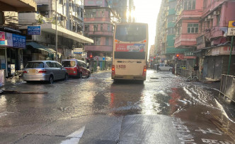 木廠街爆水管，水浸馬路和行人路。  香港突發事故報料區FB圖