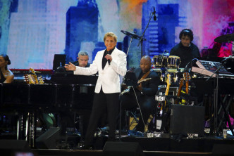 创作歌手Barry Manilow出席演唱会。AP图片