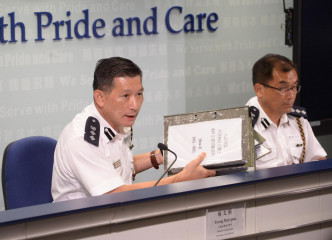 九龙城警区指挥官署理总警司杨文彬（左）。