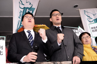 民主党立法会议员林卓廷(右)和尹兆坚(左)。