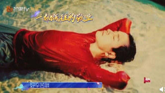 夏永康提到张国荣当年为拍摄，不惜在水池底躺了一整晚。