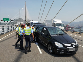 一輛七人車與一輛平治私家車相撞。 梁國峰攝