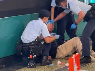 警方为被捕男子进行简单包扎。fb「香港突发事故报料区」Loki Nikana图片
