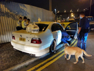 警方於現場調查及召來緝毒犬協助搜索。