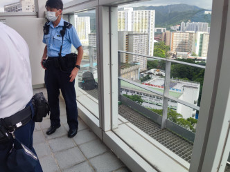 警員在行人天橋電梯塔其中一層發現一個背囊及2個酒樽。梁國峰攝