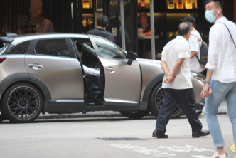 胡鴻鈞就行去隔離街上車走。