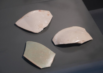 三百多件陶瓷文物，部分碎片可追溯至十三世紀末，即元朝時期。