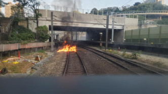 紅磡站路軌遭掟燃燒物。港鐵圖片