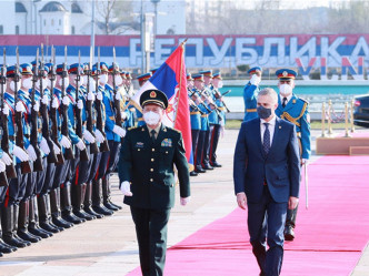 塞尔维亚总统武契奇昨天在贝尔格莱德会见到访的魏凤和。国防部图片