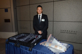 警方在行李箱暗格搜出140万元可卡因。