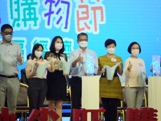 陈茂波出席港九新界贩商社团联合会合办「油尖旺购物节重振地区经济」计划启动礼。