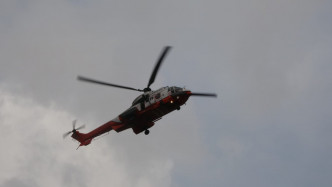 男子堕山坡受伤，由直升机救起送院。 杨伟亨摄