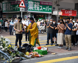 昨日下午男死者家人及亲友到现场进行路祭。